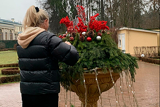 Супруга Юдашкина показала украшенный к Новому году особняк