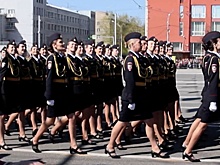 Впервые за историю: в Новосибирске на Параде Победы промаршировало рекордное число женщин-военнослужащих