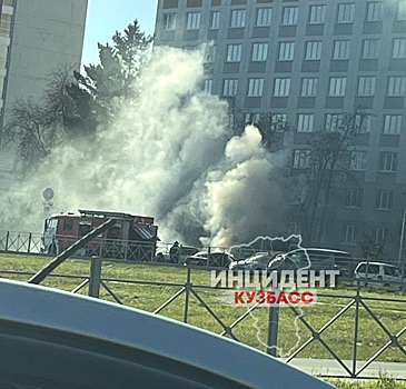 Иномарка сгорела на бульваре в Кемерове