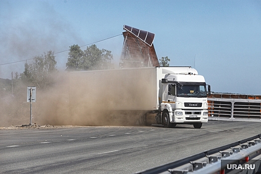 В ХМАО на дорожной развязке опрокинулась фура