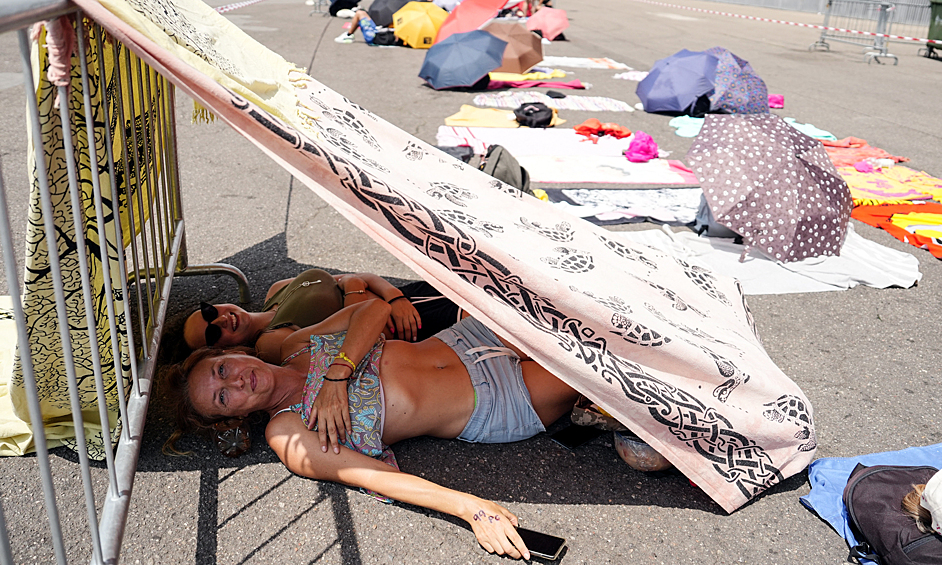 Женщины прячутся от солнца, Милан, Италия