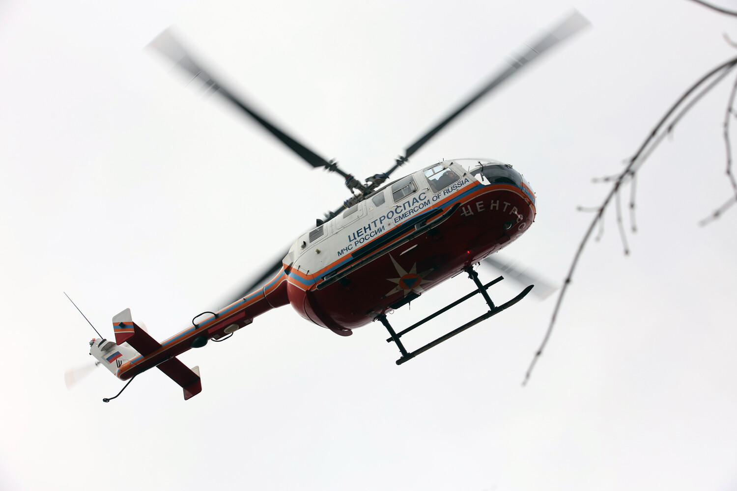 Вертолет МЧС добрался до туристов, попавших под лавину на Колыме