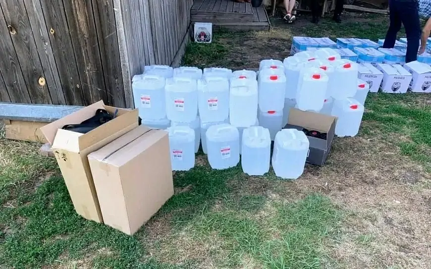 У жителя российского региона изъяли тысячи бутылок водки и коньяка