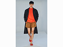 Русскоязычные читатели Vogue высмеяли женский тренд в мужской обуви