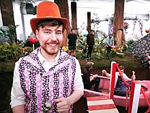 Самый популярный в мире YouTube-блогер раздает деньги и покупает дома незнакомцам. Почему не все верят в его искренность?