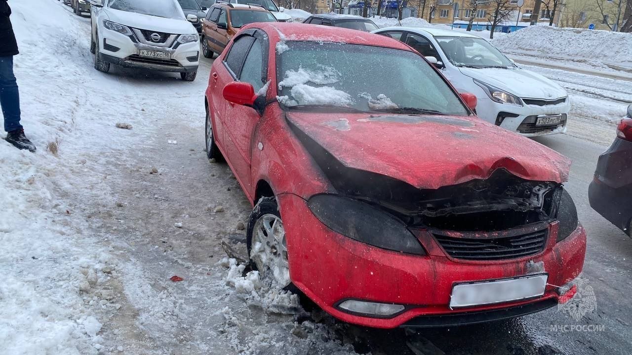 В центре Ижевска сегодня загорелся автомобиль