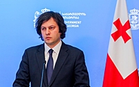 Еврокомиссар объяснил упоминание Фицо в разговоре с премьером Грузии