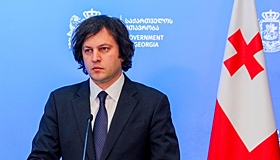 Еврокомиссар объяснил упоминание Фицо в разговоре с премьером Грузии