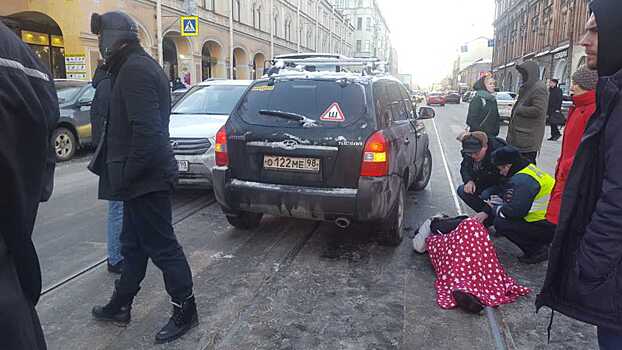 Hyundai сбил женщину на пешеходном переходе в Петербурге