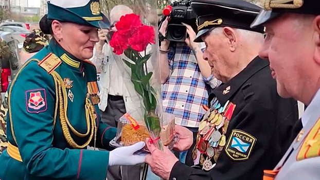 В Екатеринбурге женский парадный расчет прошел торжественным маршем для участвовавшего в обороне Заполярья фронтовика