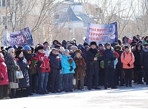 Сила в единстве: тысячи уральцев почтили память погибших при взрыве в Петербурге