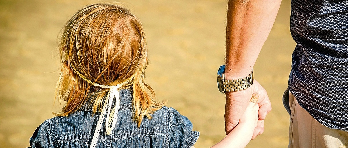 Мама продает фото дочери. Домогательствах мужа к 5-летней дочери. Папа утешает дочку. Отчим домогается до дочери. Папа использует дочь дляnodlemaqazine.