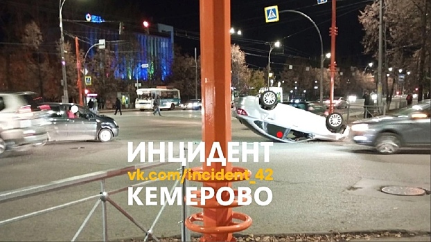 Автомобиль перевернулся на крышу на кемеровском перекрестке