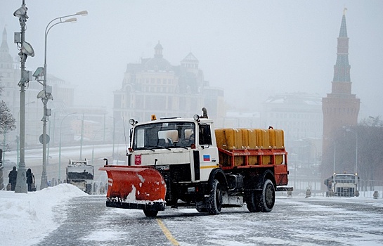 На улицы Москвы вышла вся городская снегоуборочная техника