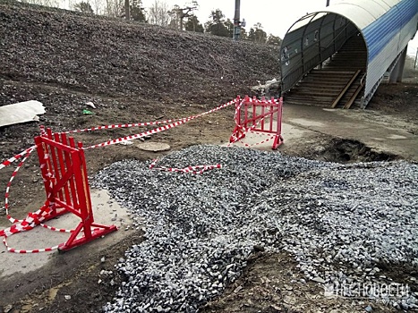 Огромный провал на тротуаре у Бердского шоссе засыпали камнями