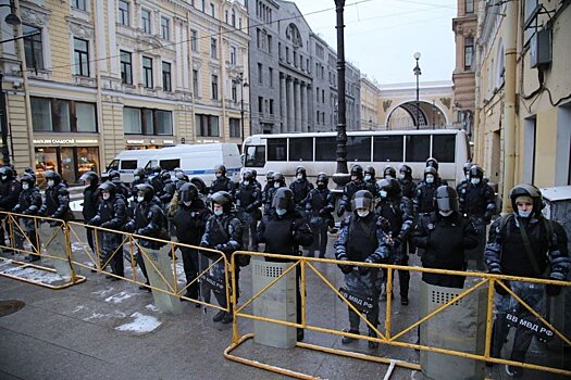 Участники акции в Петербурге набросились на полицейских толпой
