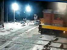 Грузовой состав сбил молодую маму с ребенком в Архангельской области