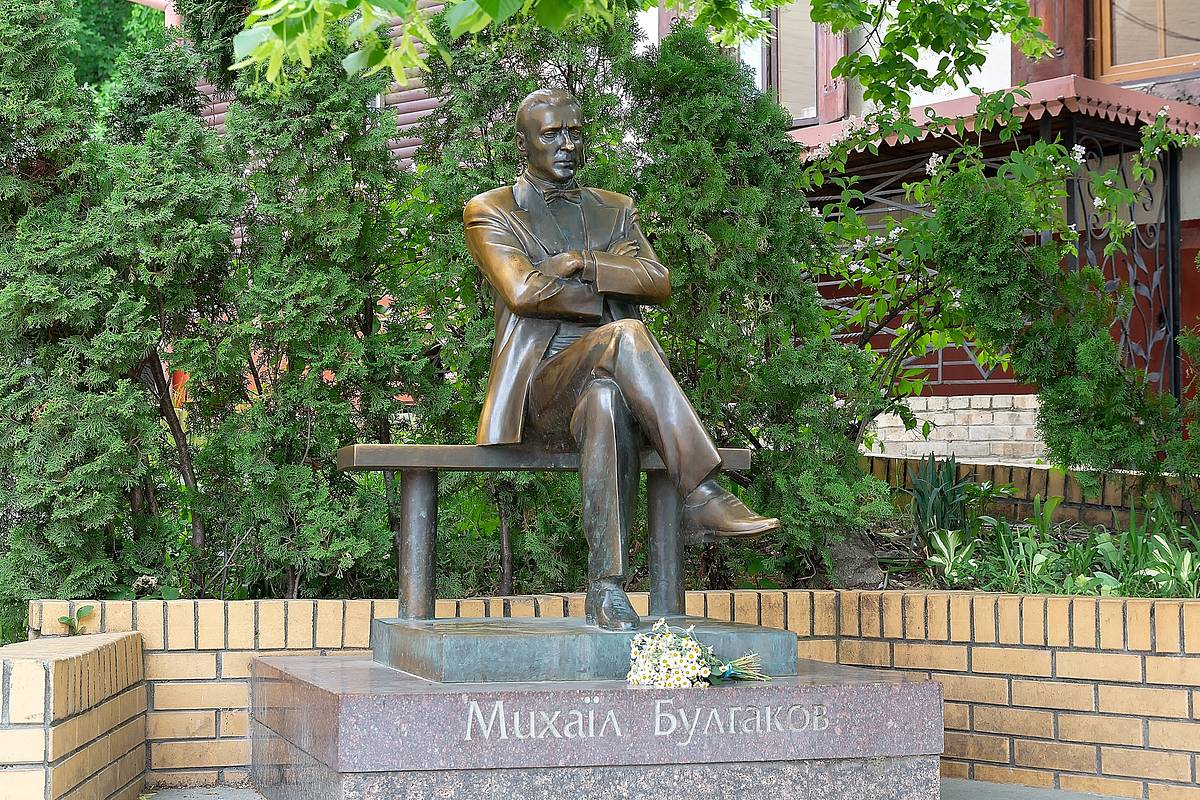Сотрудницы музея Булгакова прогнали киевлянина за чтение Булгакова у памятника Булгакову