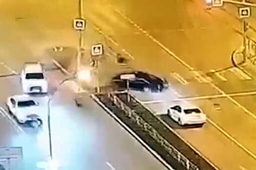 Mash: в Екатеринбурге на видео попало, как авто с людьми влетело в столб