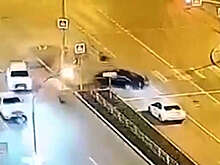 Mash: в Екатеринбурге на видео попало, как авто с людьми влетело в столб