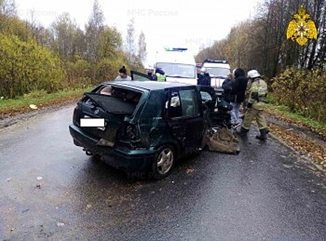 В Калуге "Фольксваген" улетел в кювет после столкновения с "Ниссаном"
