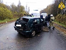 В Калуге "Фольксваген" улетел в кювет после столкновения с "Ниссаном"