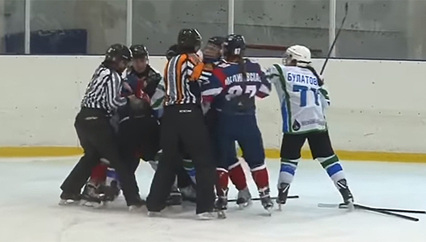 ЖХЛ: хоккеистки «Бирюсы» и «Арктика» устроили жёсткую драку «два на два»
