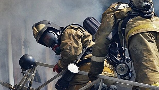 В кузбасском поселке пожарные вынесли двух детей из горящего дома