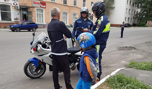 Под Воронежем оштрафовали мужчину, который вез 6-летнего сына на скутере