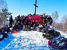 Новосибирские туристы установили знамя Победы на Пихтовом гребне