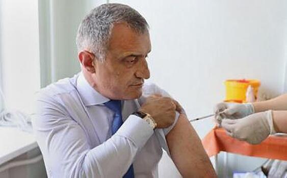 Лидер Южной Осетии вакцинировался «Спутником V»