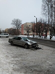 В Чкаловске «Мерседес» врезался в придорожное дерево