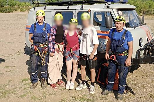 Семью россиян девять часов спасали на горе в Крыму