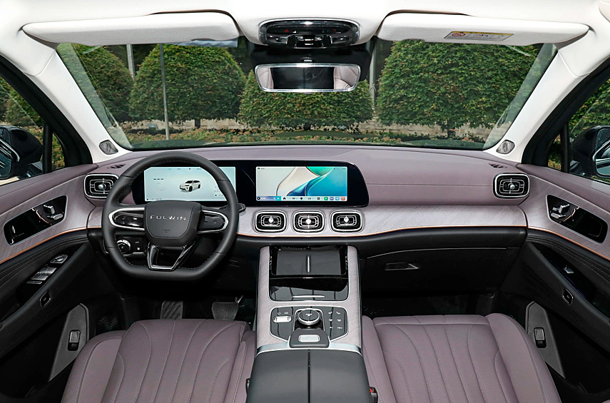 У пятиместной переднеприводной версии тяговый аккумулятор ёмкостью 34,46 киловатт-часа, который даёт возможность преодолеть без запуска ДВС 200–210 километров, а подзарядка с 30 до 80 % от быстрой станции требует 18 минут. Поставки начались 25 июля.