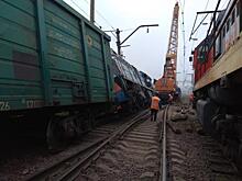 Тепловоз и 5 вагонов сошли с рельсов на Красноярской железной дороге