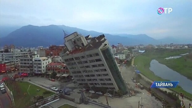Землетрясение на Тайване: спасатели ищут людей в наклонившемся здании