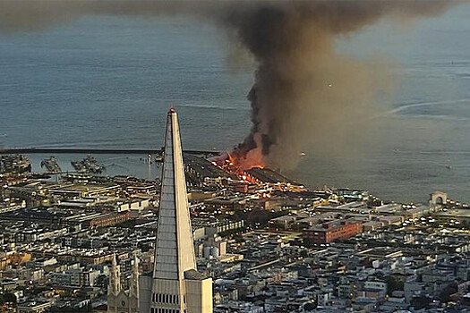 Крупный пожар произошел на складе в Сан-Франциско