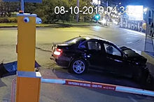 Появилось видео ночной аварии с девушками на «Мерседесе» в Екатеринбурге