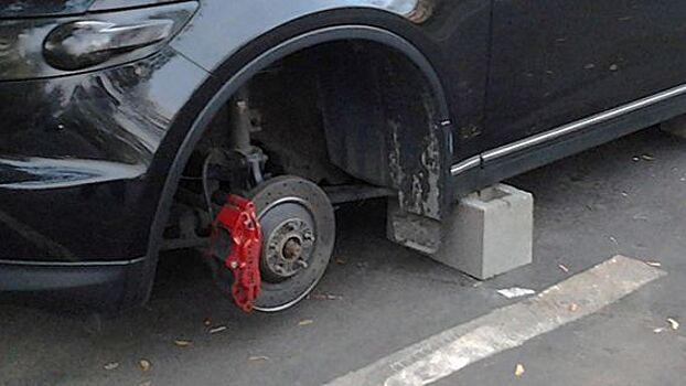 У помощницы судьи сняли колеса с авто на 200 тысяч на северо-востоке Москвы