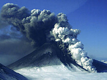 Вулкан Богослов на Аляске выбросил пепел на высоту более 13 км