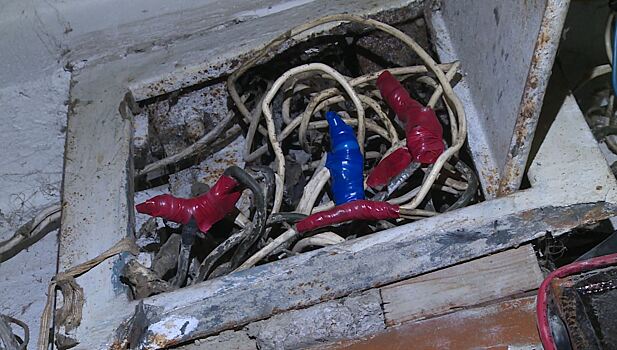 Торчащие провода держат под напряжением жителей дома в Серпухове
