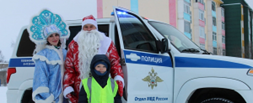 В Магаданской области полицейский Дед Мороз исполнил желание юного жителя поселка Ола, который мечтает стать госавтоинспектором
