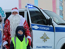 В Магаданской области полицейский Дед Мороз исполнил желание юного жителя поселка Ола, который мечтает стать госавтоинспектором