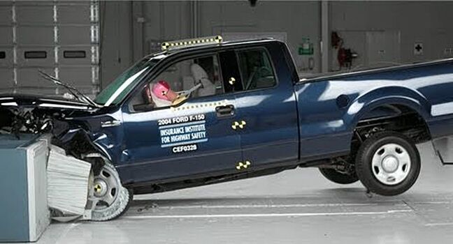 Какая машина на самом деле безопаснее — большая или маленькая?