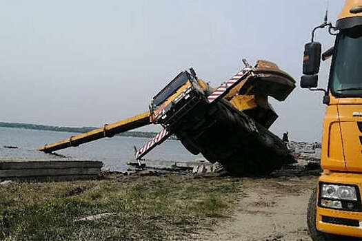 В Челябинске автокран упал в озеро
