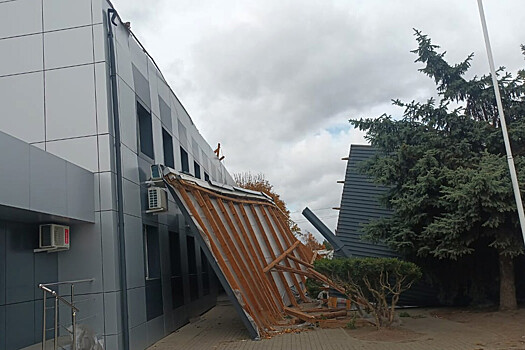 В Староминском районе ветром сорвало кровлю двухэтажного здания