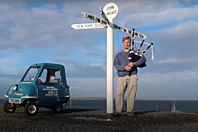 Мужчина проехал всю Англию на самой маленькой машине в мире