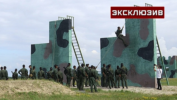 Продумать каждый шаг: как военные прошли полосу препятствий на конкурсе АрМИ «Морской десант»