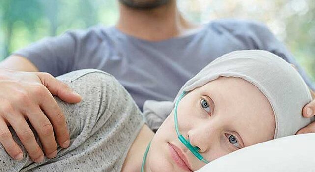 Муж был уверен, что его жена лечится от рака, но случайно узнал правду: он оцепенел от такого предательства и горя