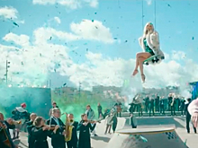 «МегаФон» снял ролик об удаче с Лободой и скейтерами